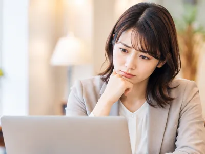 LLMOに悩む女性
